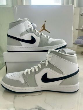 NIB ⛹️Air jordan 1 mid womens